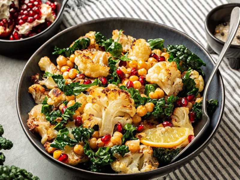 Eine Schale Blumenkohlsalat aus dem Ofen.