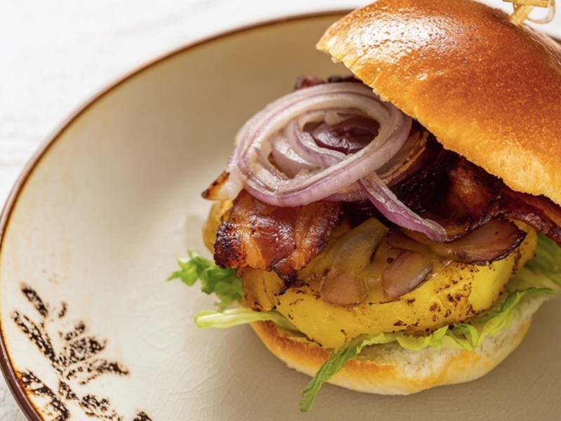 Ein Bratkartoffel-Burger auf einem Teller.