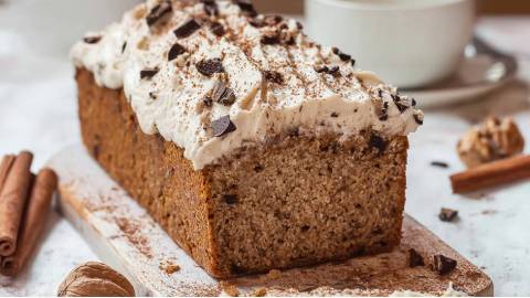 angeschnittener Chai-Schokoladenkuchen