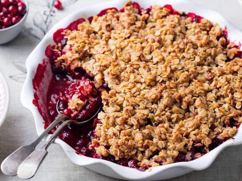 Ein Cranberry-Crumble mit zwei Löffeln darin.