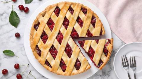 Crostata mit Kirschmarmelade in der Draufsicht.