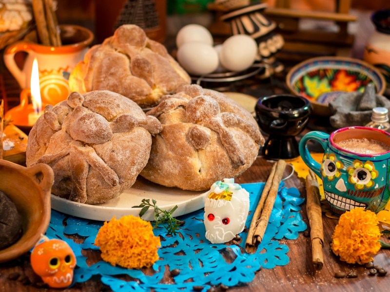 Ein Altar mit ganz vielen Opfergaben zum Día de los muertos.