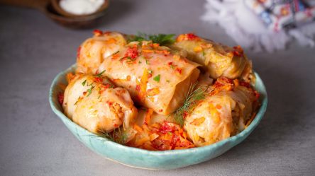 Ein Teller mit Dolmeh Kalam: persische Kohlrouladen.