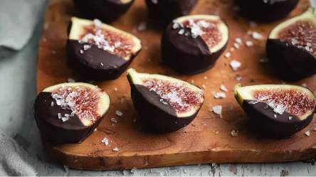Holzbrett mit Feigen mit Schokolade und Meersalz