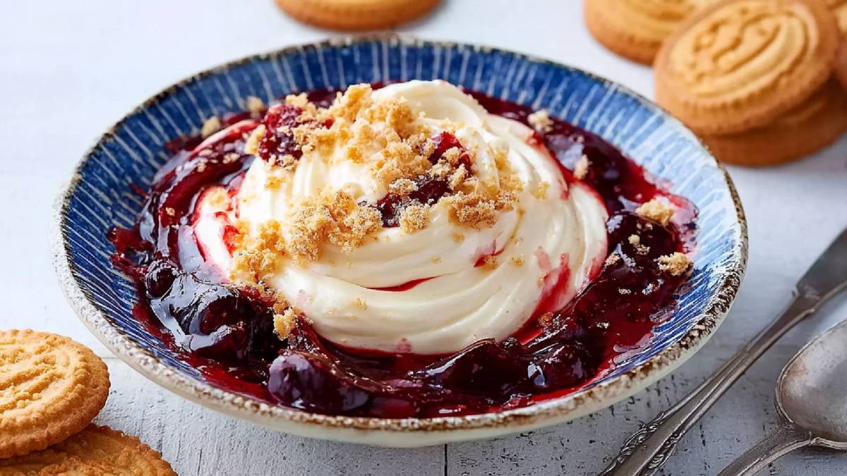 Teller mit einer Friesencreme, Kekse daneben