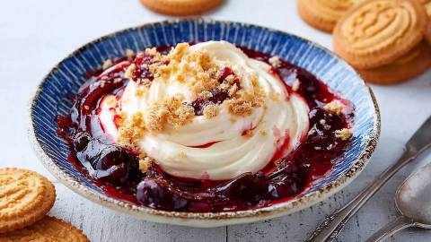 Teller mit einer Friesencreme, Kekse daneben