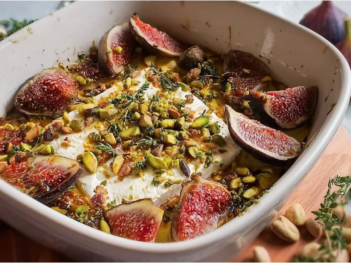 Auflaufform mit gebackenem Schafskäse mit Feigen und Pistazien