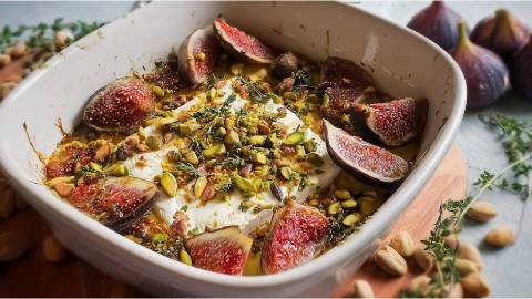 Auflaufform mit gebackenem Schafskäse mit Feigen und Pistazien
