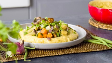 Ein Teller Gemüse-Pilzpfanne mit Polenta.