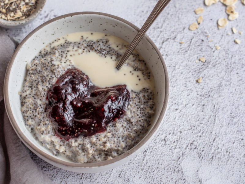 Eine Schüssel Germknödel-Porridge mit Pflaumenmus und Mohn in der Draufsicht.