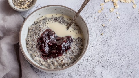 Eine Schüssel Germknödel-Porridge mit Pflaumenmus und Mohn in der Draufsicht.
