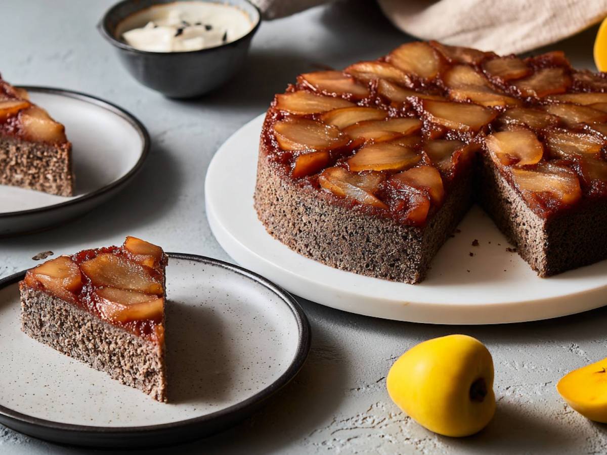 Gestürzter Quitten-Buchweizen-Kuchen, daneben einige Stücke des Kuchens sowie frische Quitten.