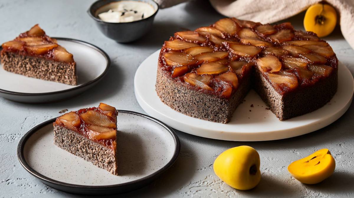 Gestürzter Quitten-Buchweizen-Kuchen, daneben einige Stücke des Kuchens sowie frische Quitten.