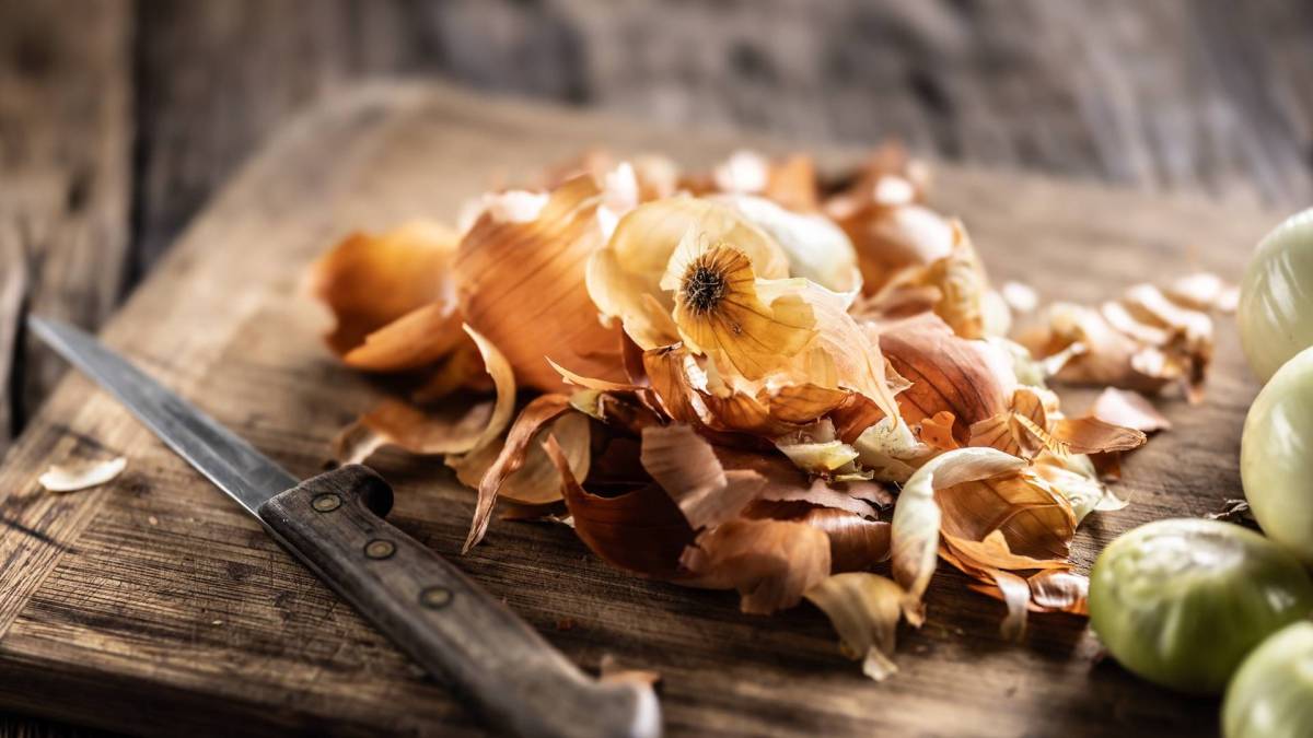Zwiebelschalen aus denen man Gewürzpulver aus Zwiebelschalen herstellen kann.