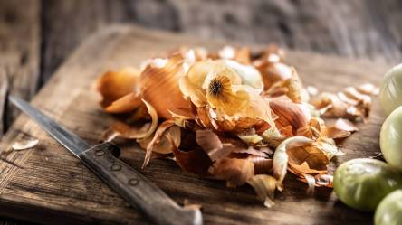 Zwiebelschalen aus denen man Gewürzpulver aus Zwiebelschalen herstellen kann.