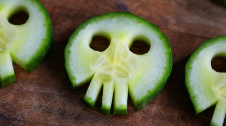 Gurken-Totenköpfe als Halloween-Fingerfood.