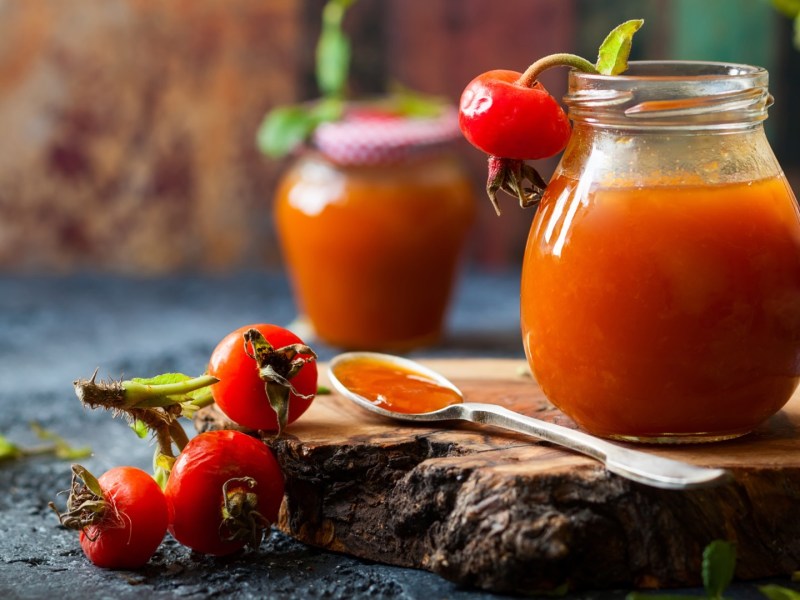 Zwei Gläser Hagebutten-Birnen-Marmelade, die hintereinander stehen.