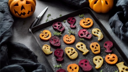 Buntes Halloween-Ofengemüse auf einem Backblech.