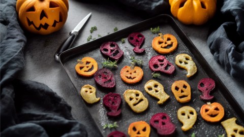 Buntes Halloween-Ofengemüse auf einem Backblech.