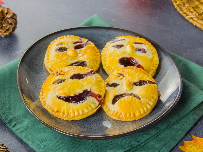 Ein Teller mit einigen Halloween-Kirschtaschen.