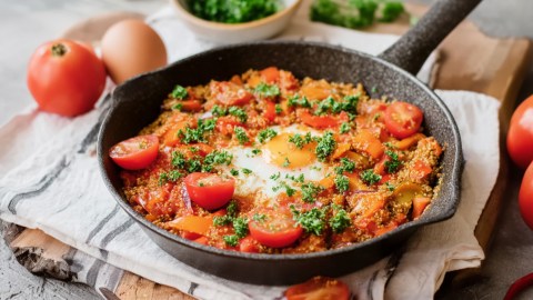 Hirse-Shakshuka in einer Pfanne.