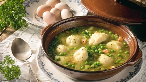 Eine Holsteiner Erbsensuppe in einem Suppenopf.