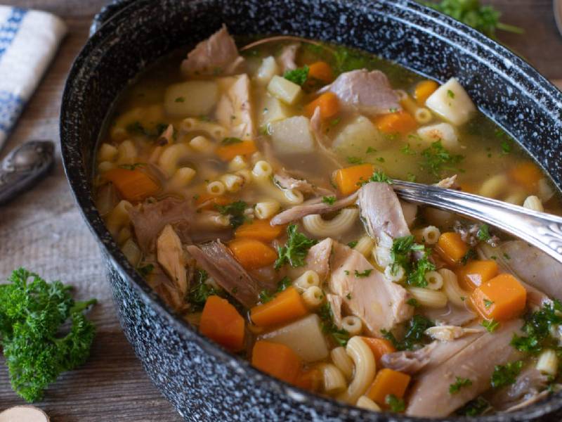 Ein Topf mit einer Hühnersuppe