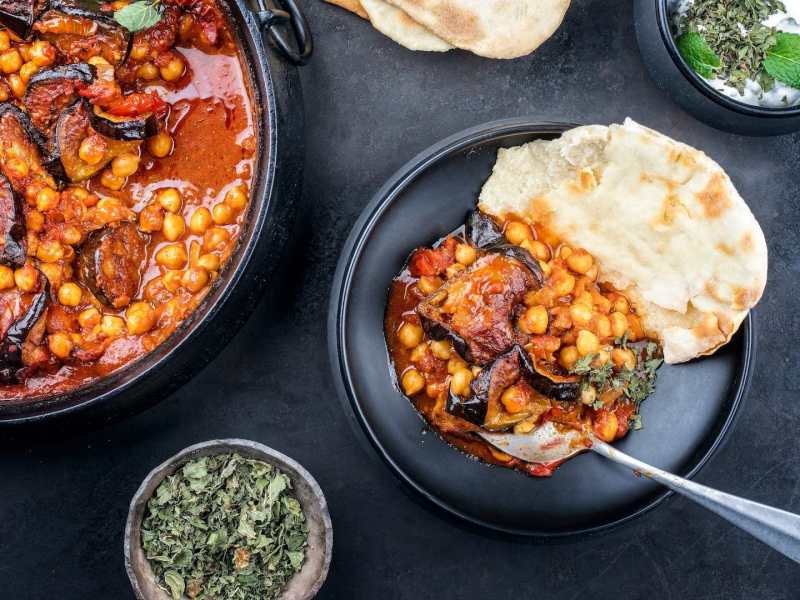 Eine Schale Khoresh Bademjan: persischer Auberginen-Eintopf.