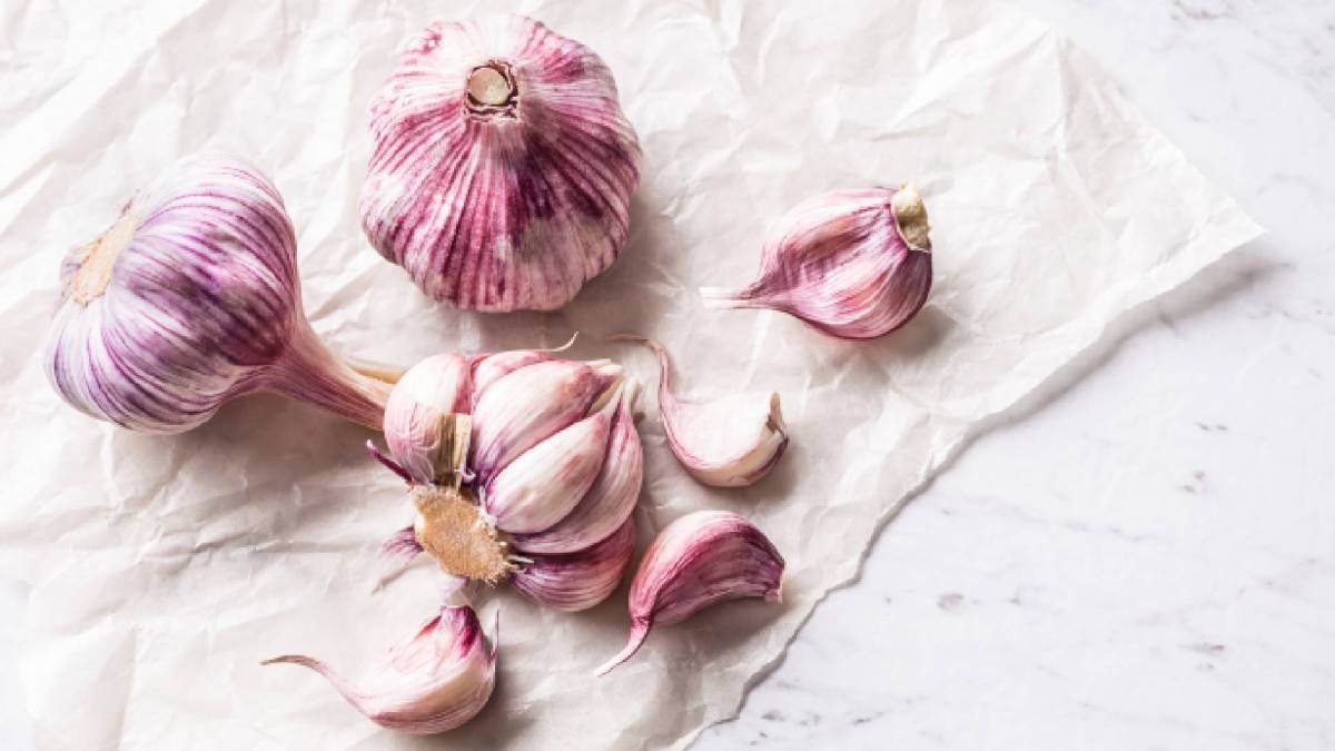Knoblauchknollen auf einem Tisch