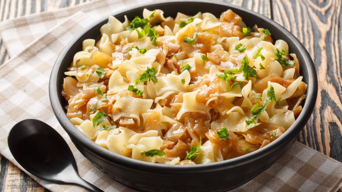 Krautnudeln in einem tiefen Teller.