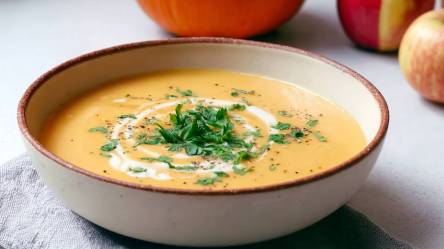 Schale mit Kürbis-Apfelsuppe