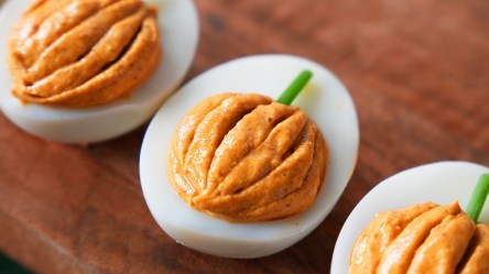 Kürbis-Halloween-Eier als Halloween-Fingerfood.