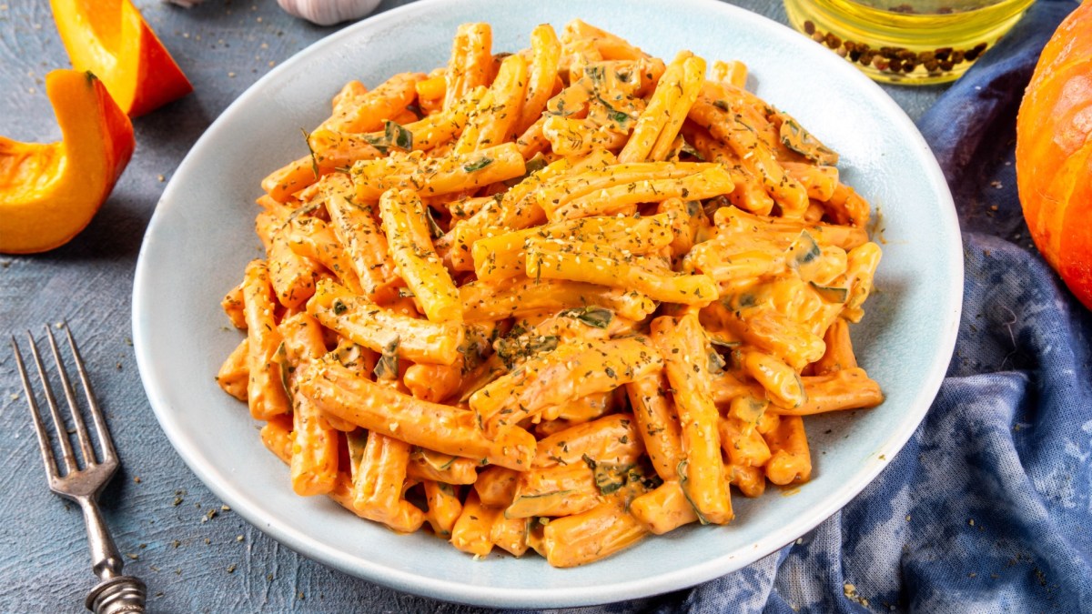Ein Teller cremige Kürbis-Parmesan-Pasta.