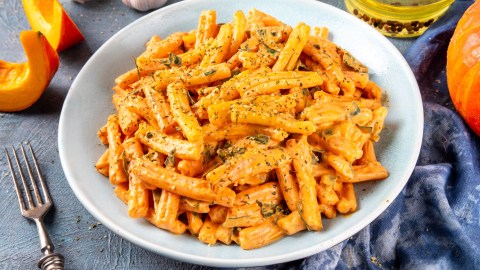 Ein Teller cremige Kürbis-Parmesan-Pasta.