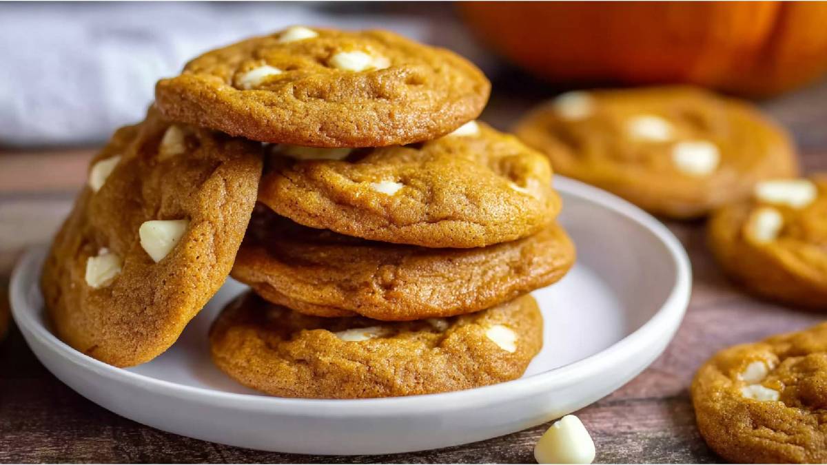 Teller mit mehreren Kürbis-Schokoladen-Cookies: