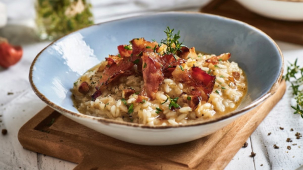 Ein tiefer Teller mit Maronen-Risotto mit Bacon.