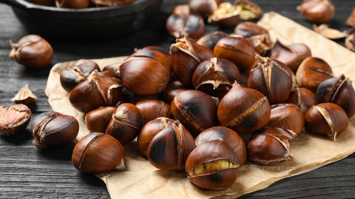 Maronen schneiden: Einige geröstete Maronen auf einem Pergamentpapier.