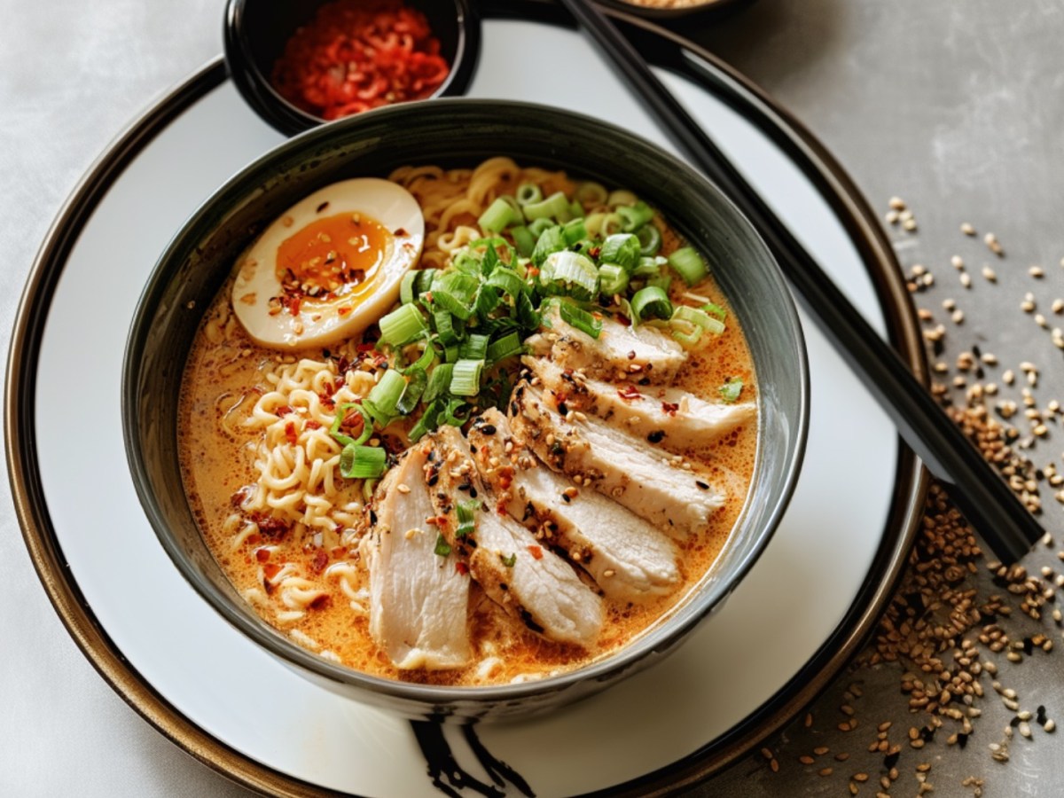 Eine Schüssel Marry Me Chicken Ramen in der Draufsicht.