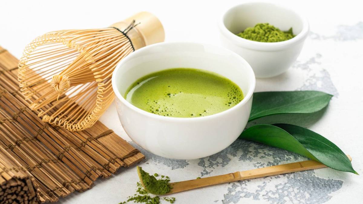 Eine Matcha-Set aus Schneebesen, Schüssel, Löffel, etc.