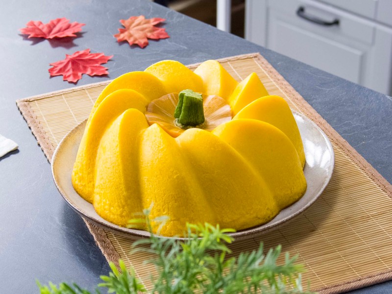 Millassou mit Kürbis auf einem hellen Teller.