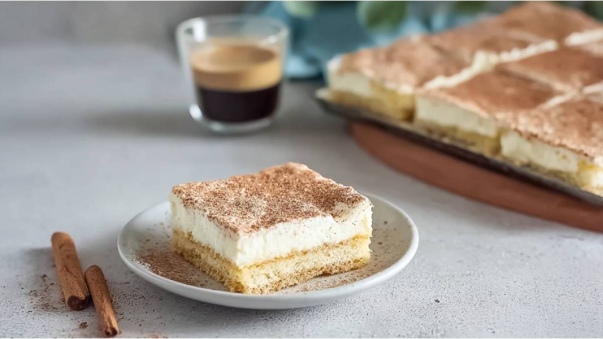 Teller und ein Blech mit Norddeutscher Schmandkuchen, in Stücke geschnitten
