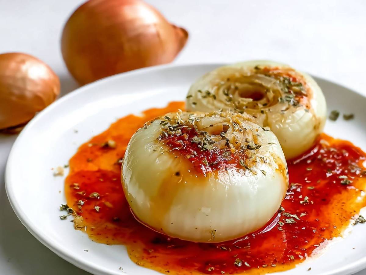 Teller mit Onion Boil, zwei ungeschälte Zwiebeln im Hintergrund