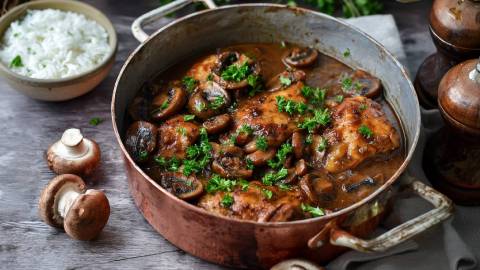 Rustikaler Topf mit Pollo Fino mit Champignons