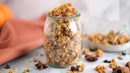 Ein Glas Pumpkin-Spice-Granola.