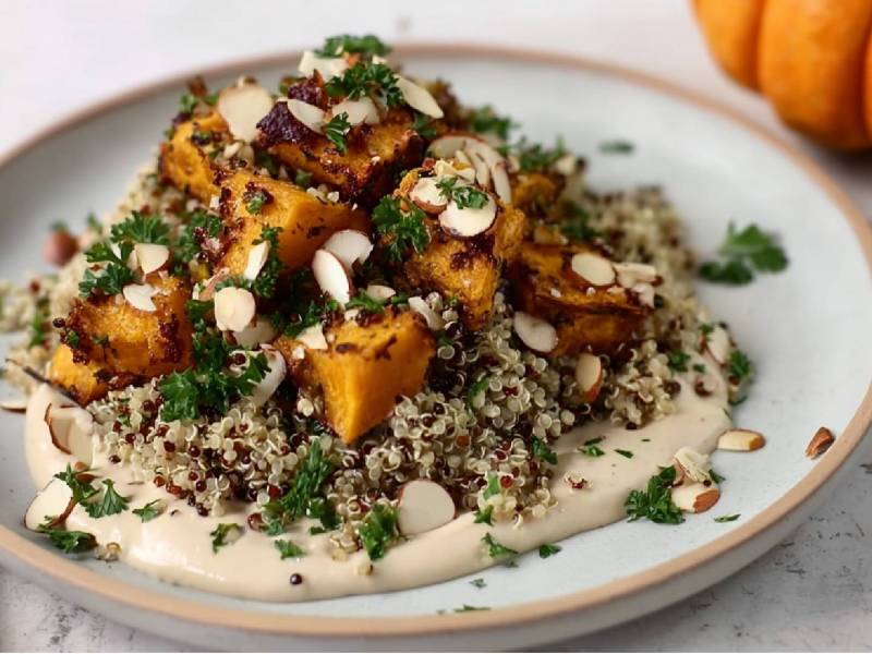 Teller mit Quinoa-Kürbis-Salat mit Tahini-Joghurt