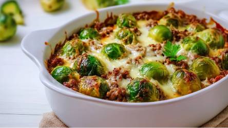 Form mit Rosenkohl-Hackfleisch-Auflauf