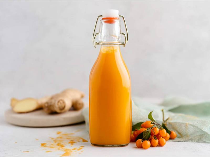 Flasche mit Sanddorn-Ingwer-Shot