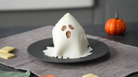 Schoko-Gespenst auf einem Teller