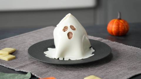 Schoko-Gespenst auf einem Teller