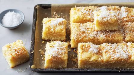 Ein Blech mit in Stücke geschnittenen Silviakaka